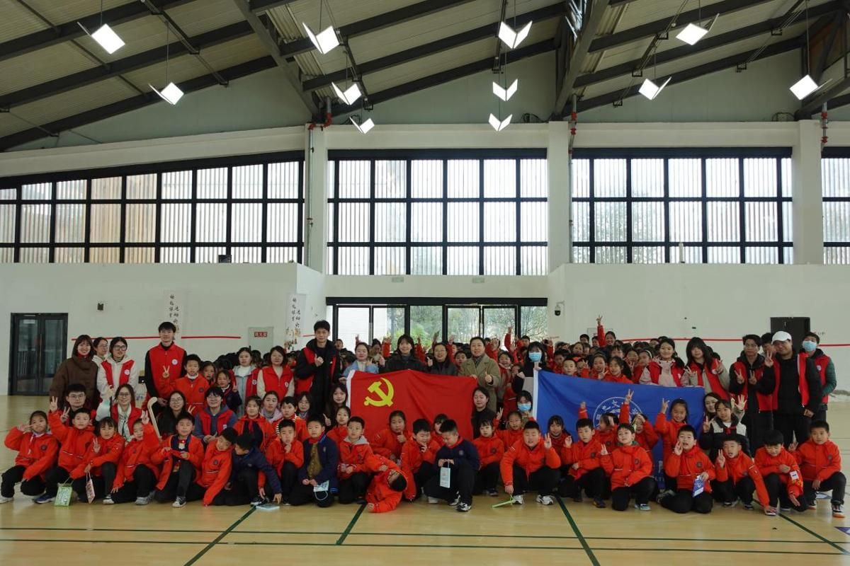 “雷锋精神薪火传，体育文化润童心——”yl23455永利集团员工党支部深入社区开展学雷锋志愿服务活动